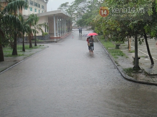 Mưa lớn ngập trường, sinh viên Đà Nẵng bì bõm lội nước đến lớp 3