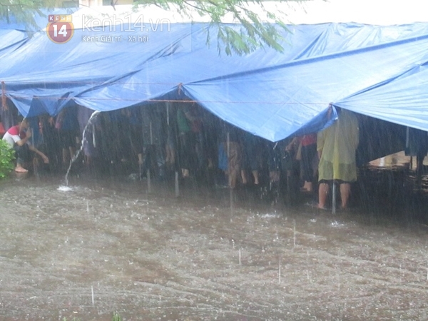 Mưa lớn ngập trường, sinh viên Đà Nẵng bì bõm lội nước đến lớp 4