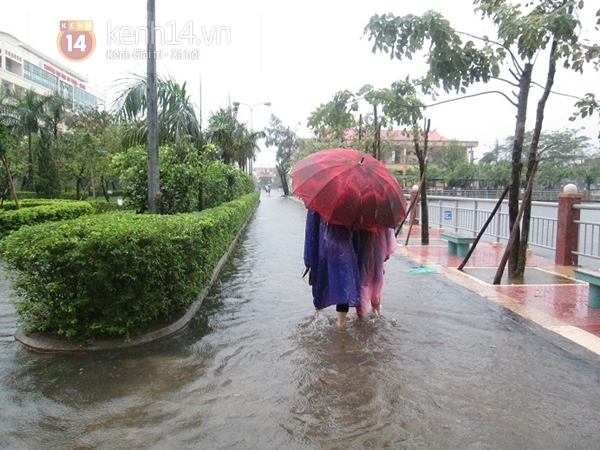 Mưa lớn ngập trường, sinh viên Đà Nẵng bì bõm lội nước đến lớp 6