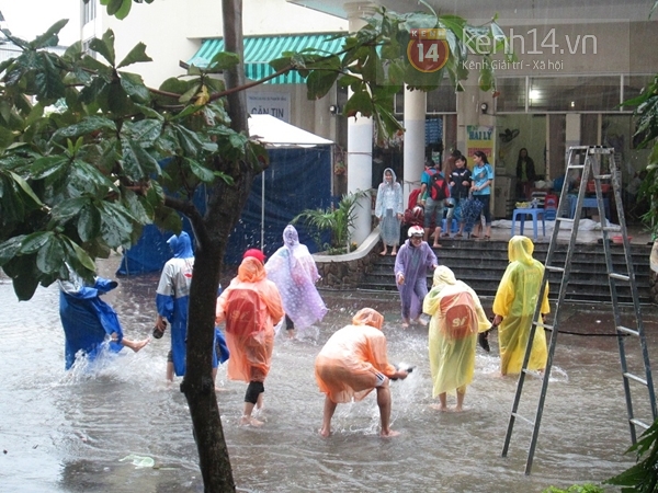 Mưa lớn ngập trường, sinh viên Đà Nẵng bì bõm lội nước đến lớp 7