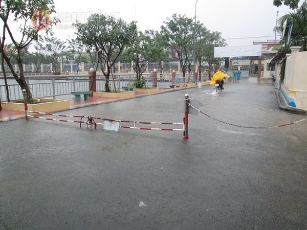 Mưa lớn ngập trường, sinh viên Đà Nẵng bì bõm lội nước đến lớp 9