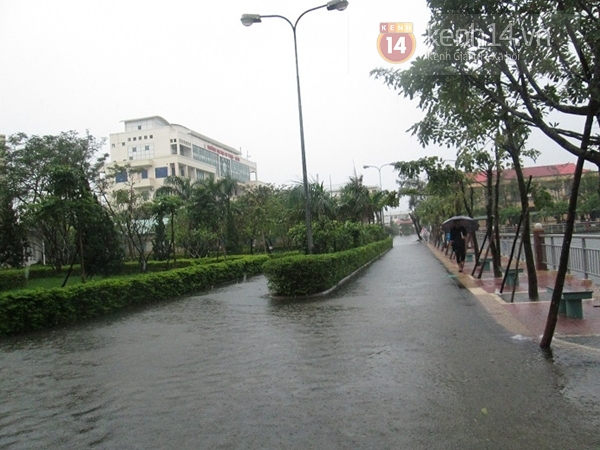 Mưa lớn ngập trường, sinh viên Đà Nẵng bì bõm lội nước đến lớp 10