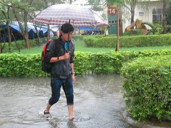 Mưa lớn ngập trường, sinh viên Đà Nẵng bì bõm lội nước đến lớp 11