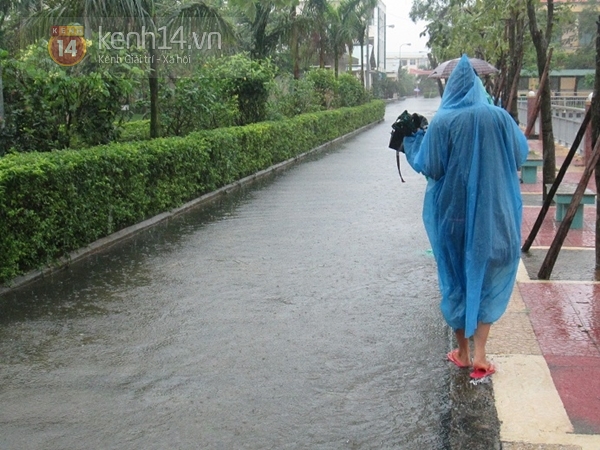 Mưa lớn ngập trường, sinh viên Đà Nẵng bì bõm lội nước đến lớp 12