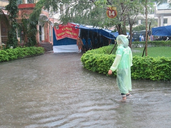 Mưa lớn ngập trường, sinh viên Đà Nẵng bì bõm lội nước đến lớp 13