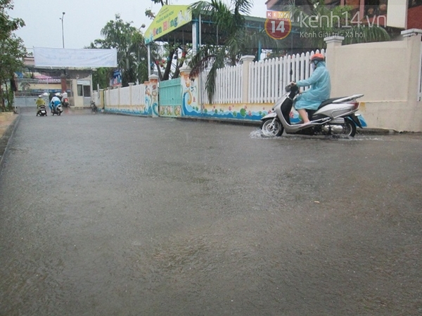 Mưa lớn ngập trường, sinh viên Đà Nẵng bì bõm lội nước đến lớp 14