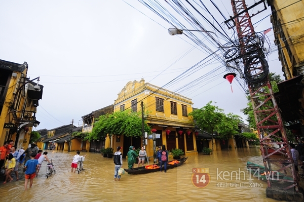 Chùm ảnh: Khách du lịch thích thú với cảnh Hội An ngập trong biển nước 14