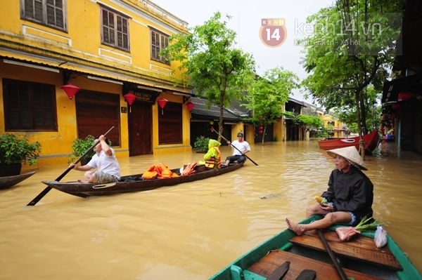 Chùm ảnh: Khách du lịch thích thú với cảnh Hội An ngập trong biển nước 16