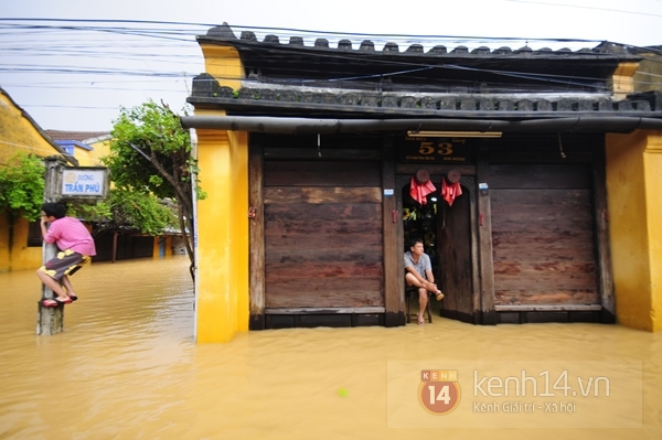 Chùm ảnh: Khách du lịch thích thú với cảnh Hội An ngập trong biển nước 1