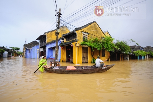 Chùm ảnh: Khách du lịch thích thú với cảnh Hội An ngập trong biển nước 2