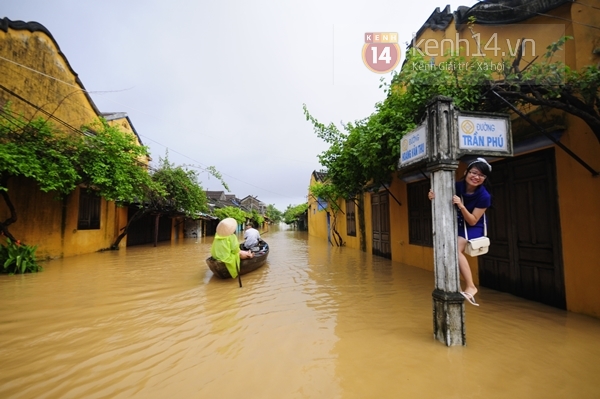 Chùm ảnh: Khách du lịch thích thú với cảnh Hội An ngập trong biển nước 3