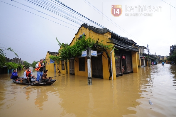 Chùm ảnh: Khách du lịch thích thú với cảnh Hội An ngập trong biển nước 6