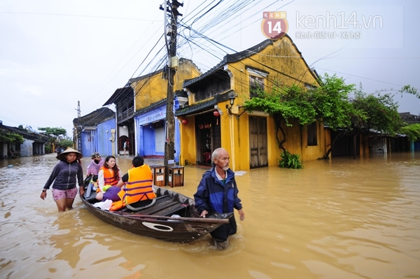 Chùm ảnh: Khách du lịch thích thú với cảnh Hội An ngập trong biển nước 7