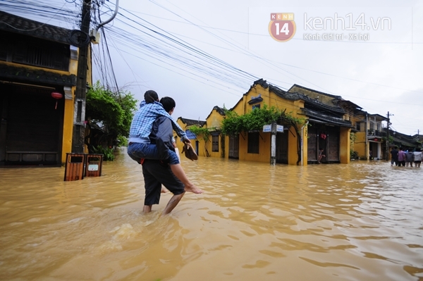 Chùm ảnh: Khách du lịch thích thú với cảnh Hội An ngập trong biển nước 8