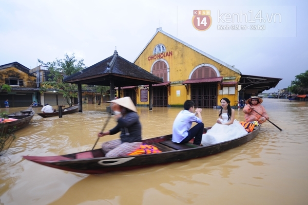 Chùm ảnh: Khách du lịch thích thú với cảnh Hội An ngập trong biển nước 10