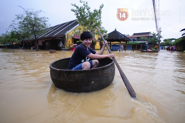 Chùm ảnh: Khách du lịch thích thú với cảnh Hội An ngập trong biển nước 13