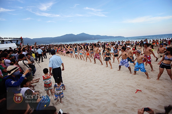 Flashmob bikini "đốt cháy" bờ biển Đà Nẵng 1