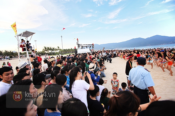 Flashmob bikini "đốt cháy" bờ biển Đà Nẵng 2