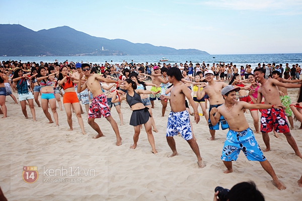 Flashmob bikini "đốt cháy" bờ biển Đà Nẵng 3