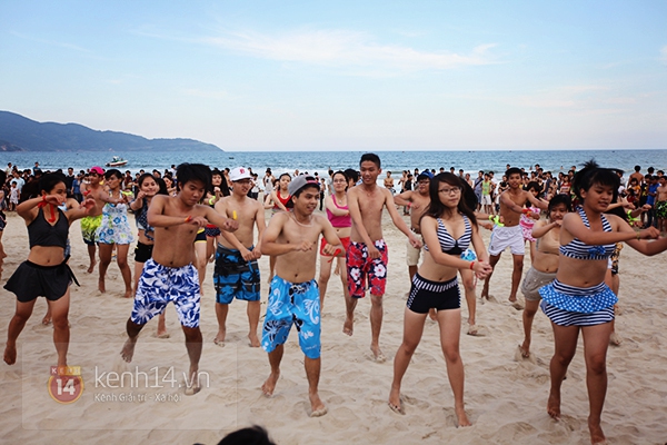 Flashmob bikini "đốt cháy" bờ biển Đà Nẵng 4