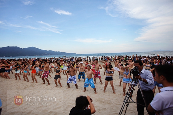 Flashmob bikini "đốt cháy" bờ biển Đà Nẵng 5