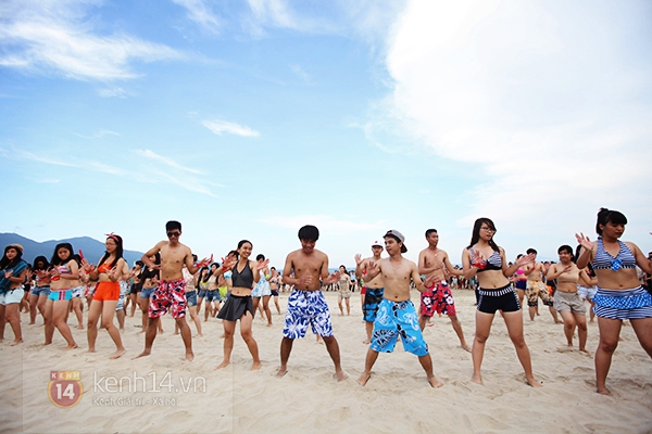 Flashmob bikini "đốt cháy" bờ biển Đà Nẵng 6