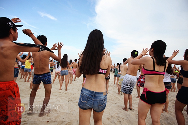 Flashmob bikini "đốt cháy" bờ biển Đà Nẵng 8