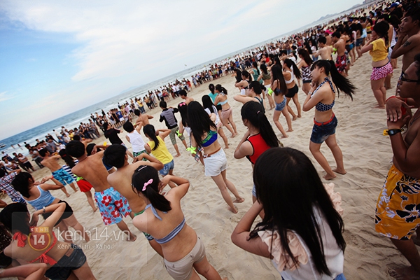 Flashmob bikini "đốt cháy" bờ biển Đà Nẵng 9