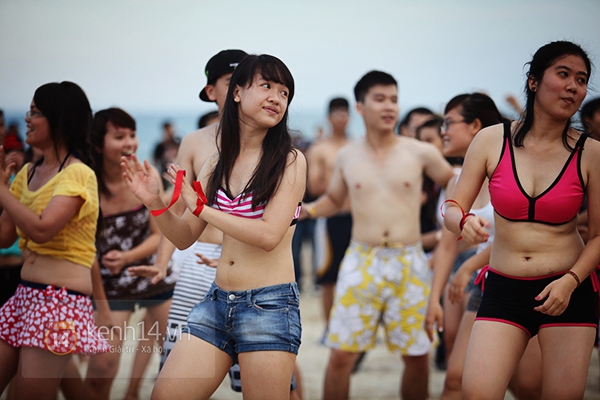 Flashmob bikini "đốt cháy" bờ biển Đà Nẵng 11