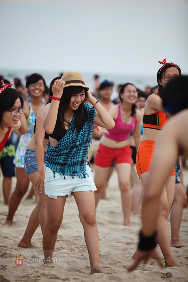 Flashmob bikini "đốt cháy" bờ biển Đà Nẵng 12