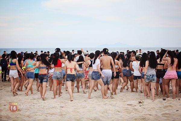 Flashmob bikini "đốt cháy" bờ biển Đà Nẵng 15