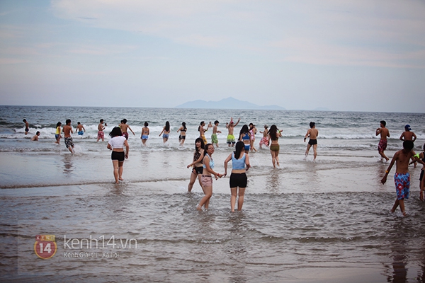 Flashmob bikini "đốt cháy" bờ biển Đà Nẵng 16