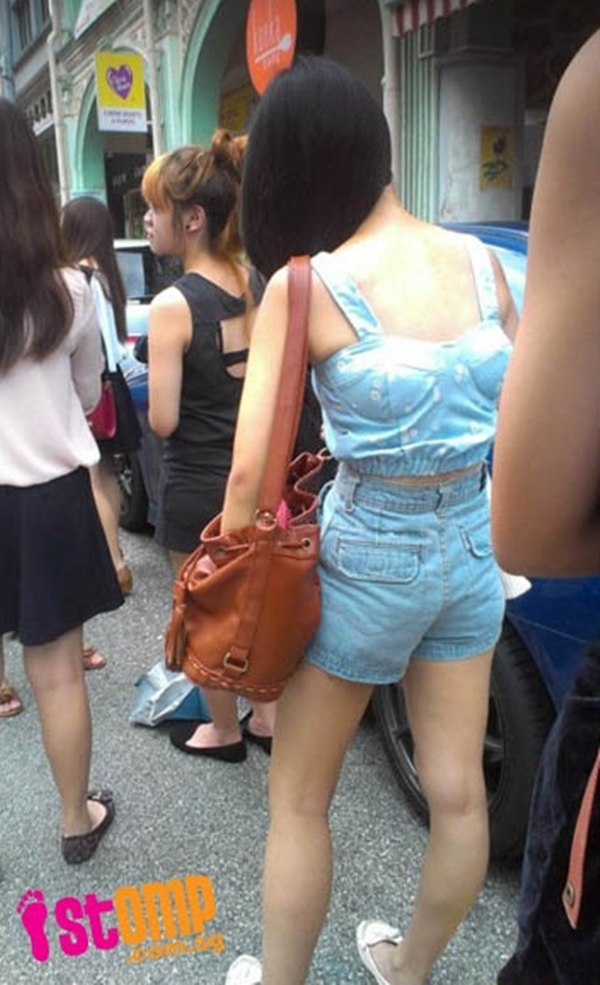 Singapore: C&ocirc; g&aacute;i mặc ngược... &aacute;o ung dung ra phố 1
