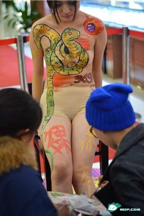 Trung Quốc: Bán khỏa thân vẽ bodypainting giữa trời -2 độ C 2