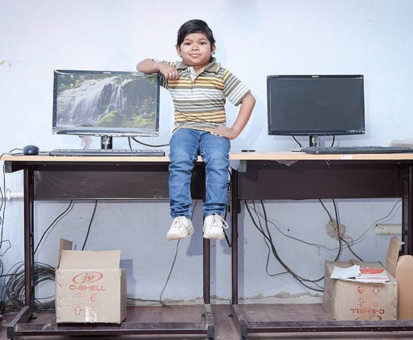 Gặp ch&agrave;ng trai 22 tuổi trong th&acirc;n h&igrave;nh trẻ l&ecirc;n 7 2