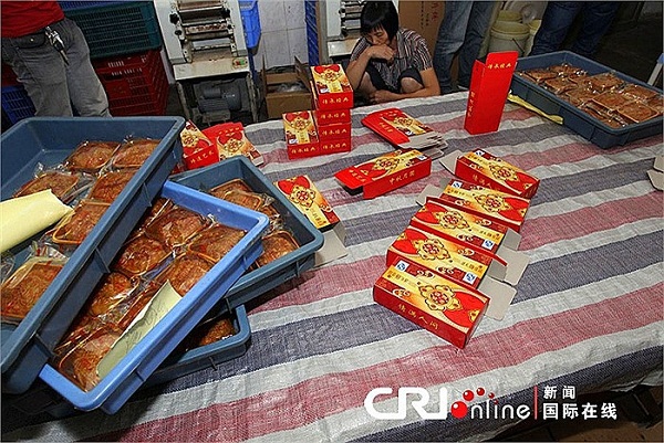 Cận cảnh qu&aacute; tr&igrave;nh sản xuất b&aacute;nh Trung thu bẩn ở Trung Quốc 11