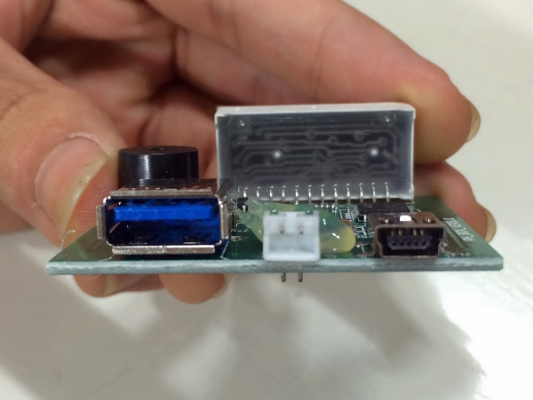 Cận cảnh c&ocirc;ng cụ bẻ kh&oacute;a iPhone tại H&agrave; Nội 5