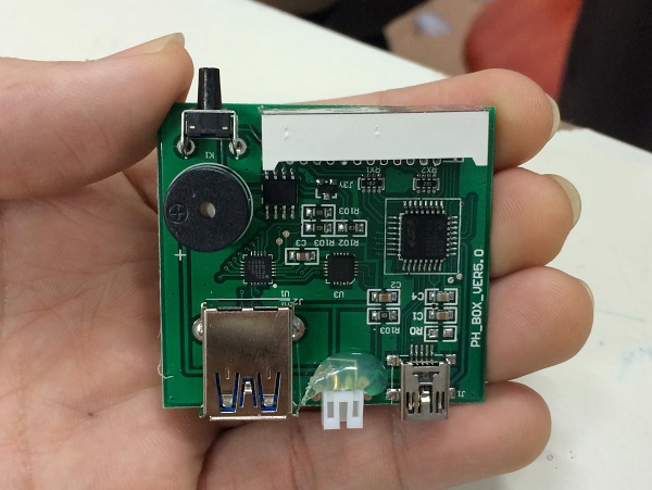 Cận cảnh c&ocirc;ng cụ bẻ kh&oacute;a iPhone tại H&agrave; Nội 6