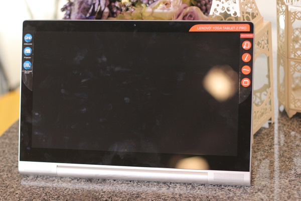 Cận cảnh Lenovo YOGA Tablet 2 Pro - Tablet có máy chiếu đầu tiên thế giới 11