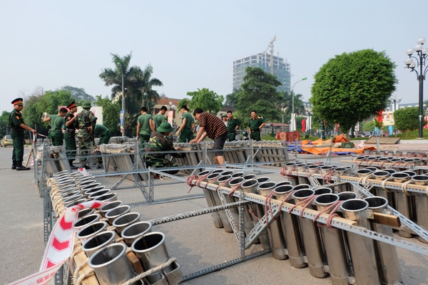 Hà Nội: Cận cảnh lắp đặt trận địa pháo hoa tầm cao trước giờ G 1