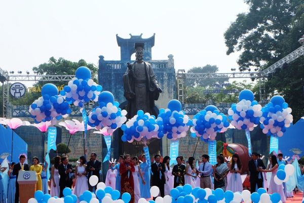 Hơn 1.000 thanh niên đi bộ, thả bồ câu trong “Ngày hội văn hóa hòa bình” 1