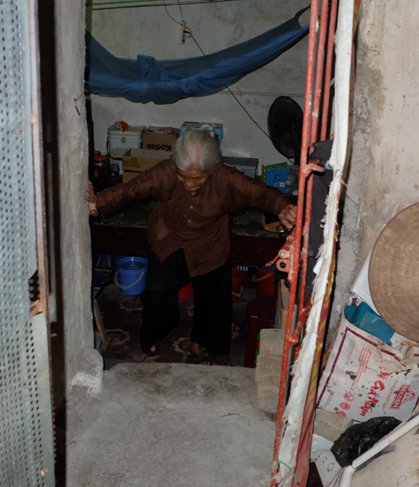 Bà lão 84 tuổi sống cô độc trong ngôi nhà trọ “ổ chuột” ở Hà Nội 1