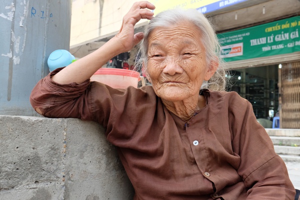 Bà lão 84 tuổi sống cô độc trong ngôi nhà trọ “ổ chuột” ở Hà Nội 11