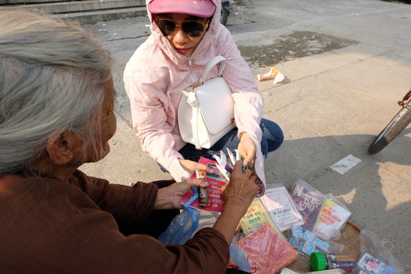 Bà lão 84 tuổi sống cô độc trong ngôi nhà trọ “ổ chuột” ở Hà Nội 12