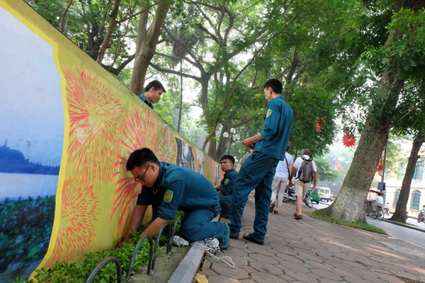 Hà Nội: Cận cảnh lắp đặt trận địa pháo hoa tầm cao trước giờ G 10