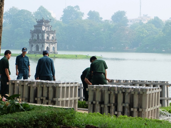 Hà Nội: Cận cảnh lắp đặt trận địa pháo hoa tầm cao trước giờ G 11