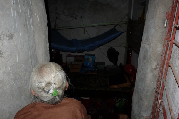 Bà lão 84 tuổi sống cô độc trong ngôi nhà trọ “ổ chuột” ở Hà Nội 2