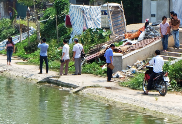 C&ocirc;ng an dựng lại hiện trường nam thanh ni&ecirc;n bị bạn n&eacute;m đ&aacute; dưới hồ đến chết 2