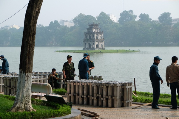 Hà Nội: Cận cảnh lắp đặt trận địa pháo hoa tầm cao trước giờ G 14