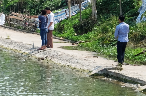 C&ocirc;ng an dựng lại hiện trường nam thanh ni&ecirc;n bị bạn n&eacute;m đ&aacute; dưới hồ đến chết 3